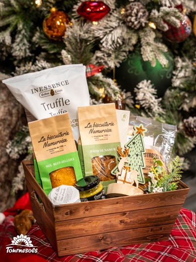 Panier garni Tournesols avec produits gourmands devant un sapin de Noël.